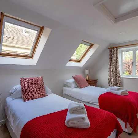 Pass The Keys Delightful 4 Bedroom Cotswold Character Cottage Cheltenham Exterior photo